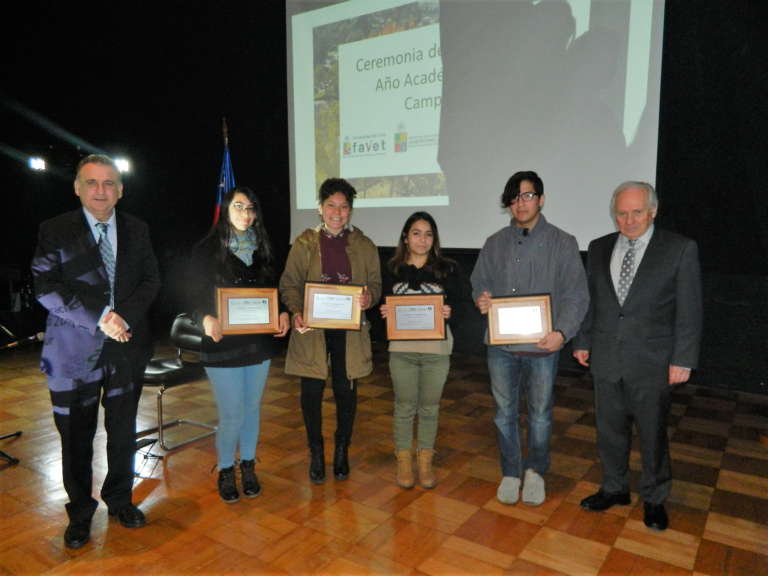 Los estudiantes que obtuvieron mayor puntaje de ingreso a las cuatros carreras que se dictan en el Campus, recibieron un reconocimiento por este logro.