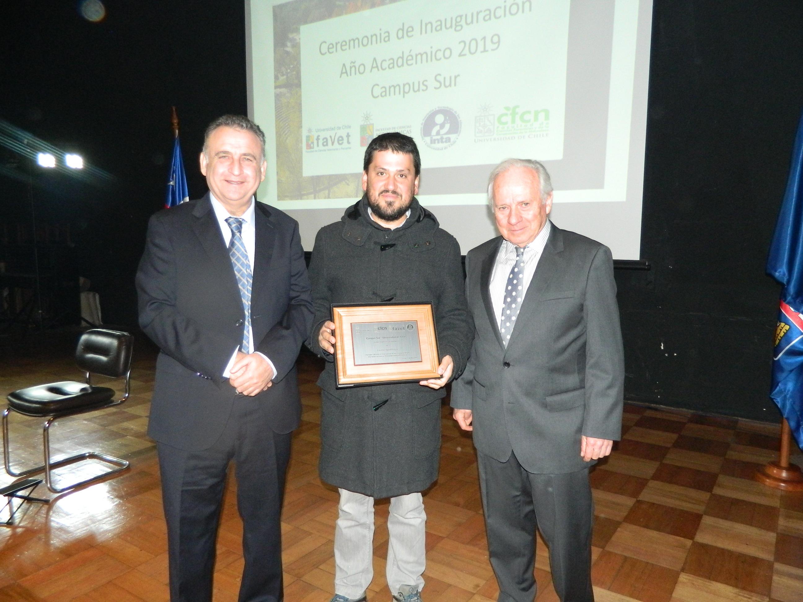 El reconocimiento al estudiante con mejor puntaje del DCSAV fue recibido por Profesor José Ignacio Covarrubias representante del Comité Académico del Doctorado,en representación de Cecilia Baumberger.