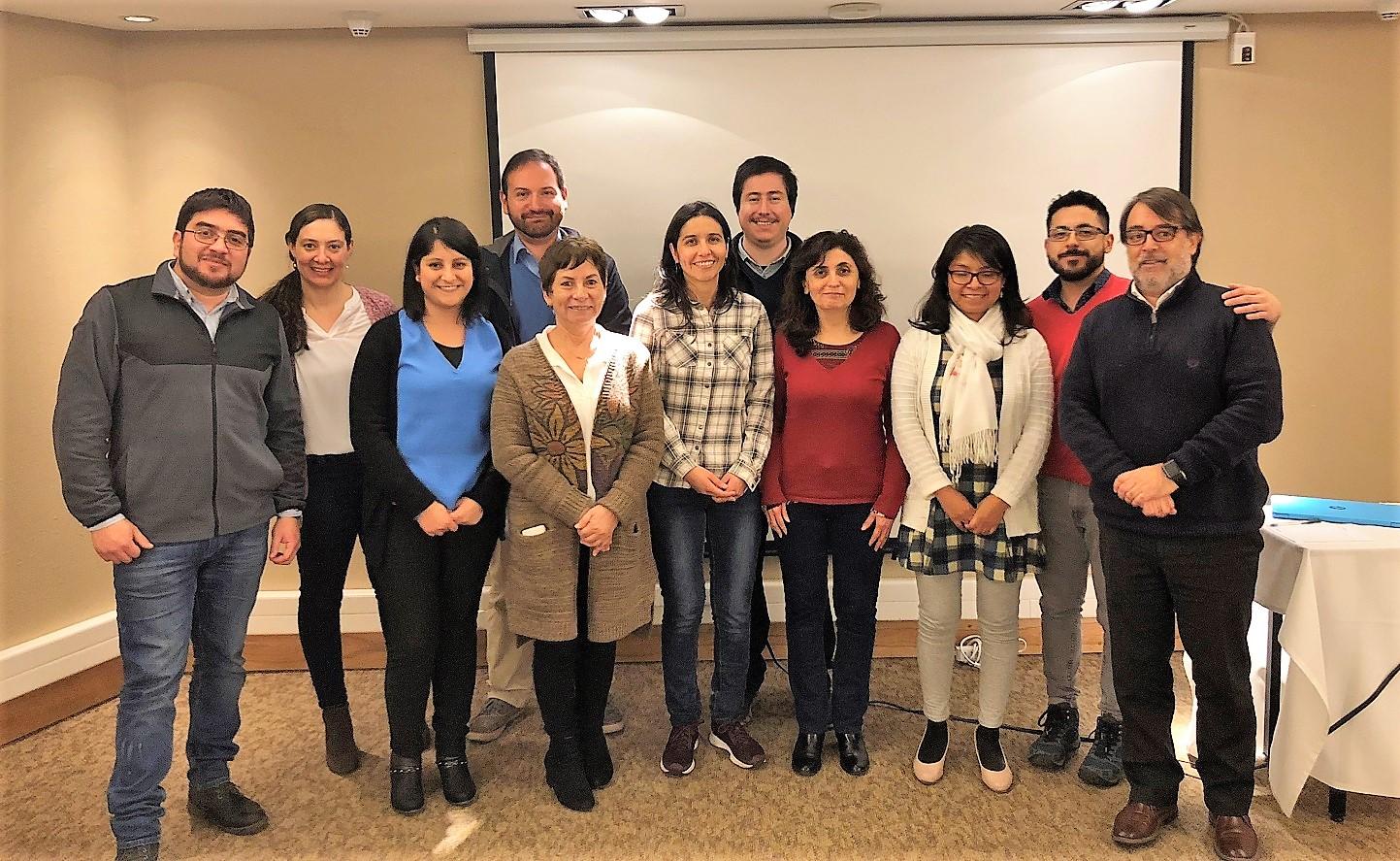 La Dra. Betty San Martín, Directora de Farmavet, (en el centro de la imagen) y también ha impulsado los programas de capacitación en el uso adecuado de antibióticos en la salmonicultura.  