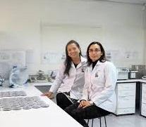 La Dra. Javiera Cornejo, Directora del Laboratorio de Inocuidad de los Alimentos de Favet y la Dra. Lisette Lapierre, Directora de I+D de la Facultad..