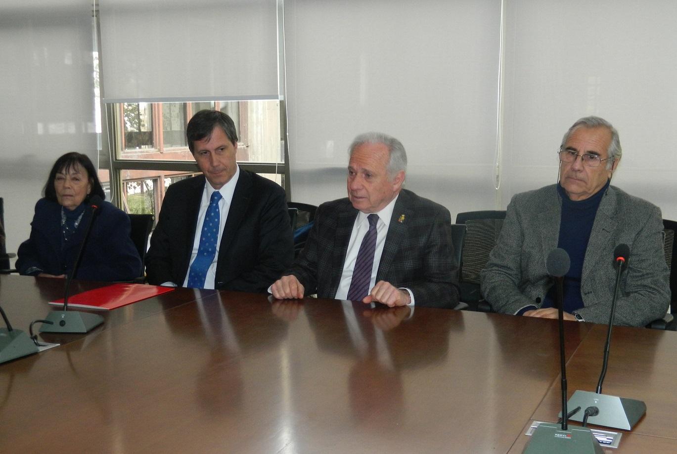 El Decano Mario Maino, junto con el becado Rafael Hernández, el Prof. Héctor Adarmes y Sugerente Sebastián Bunster.