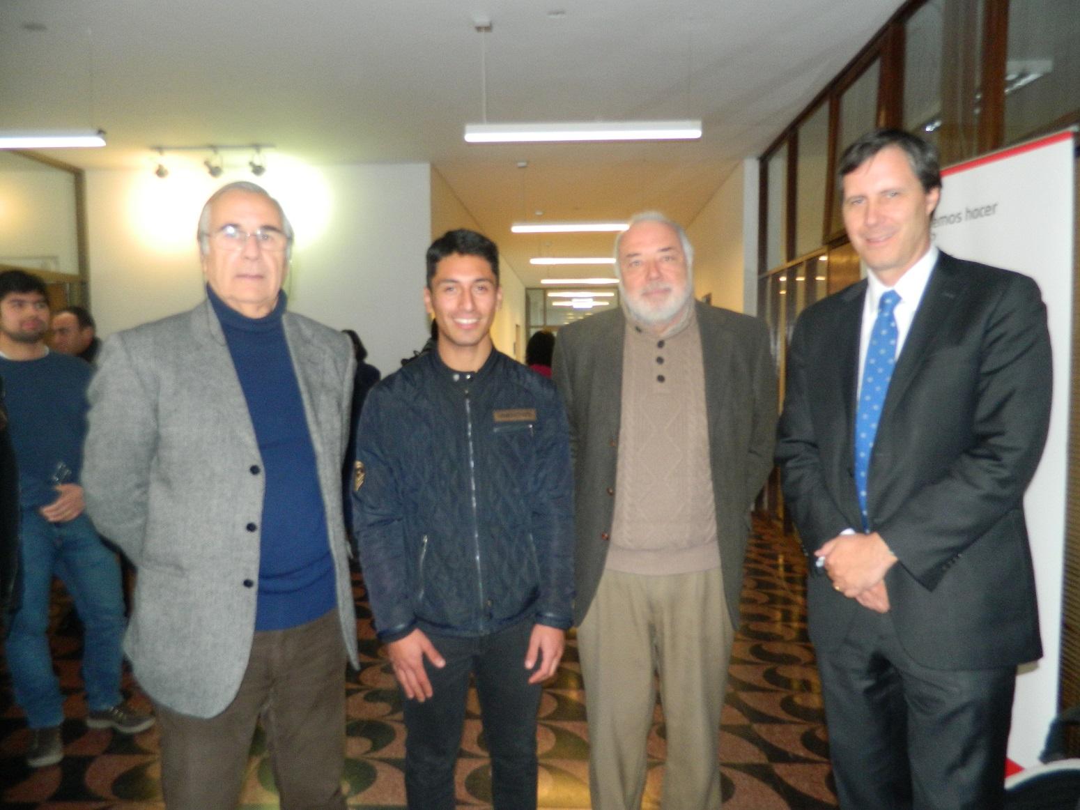 El Decano Roberto Neira junto al Subgerente de Santander y los dos becados de la Facultad de Cs. Agronómicas, Catalina Rojas y Sandro Carreño.