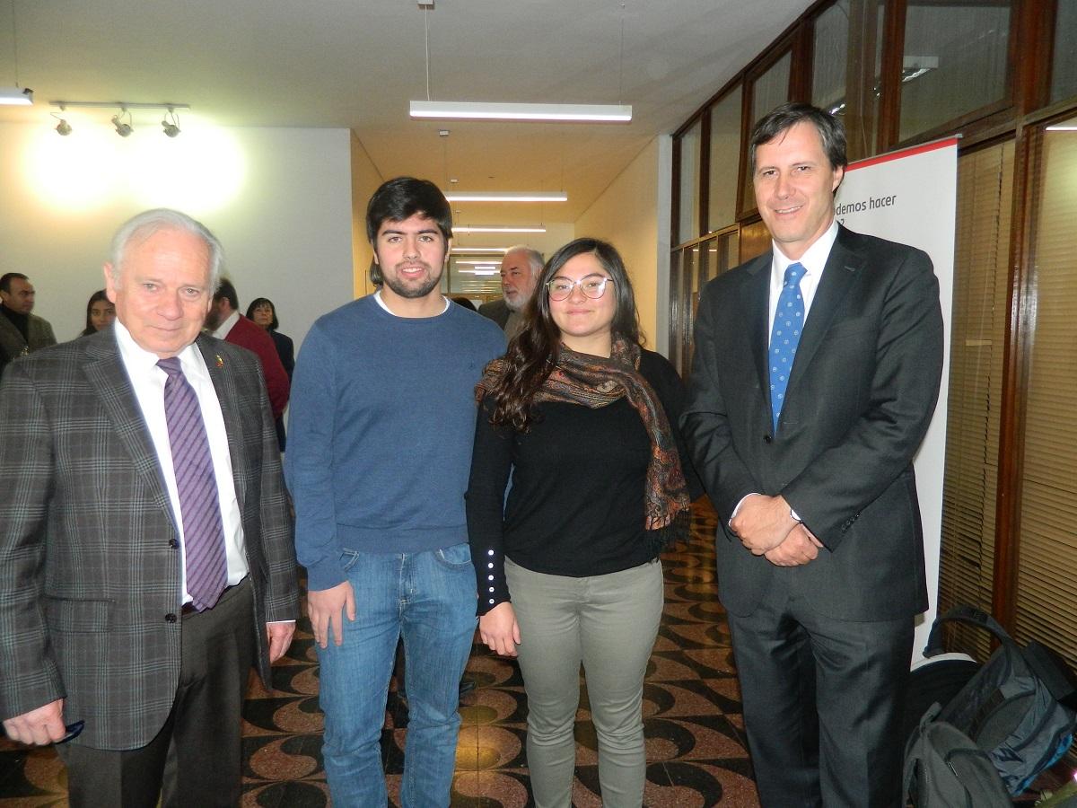 acompañaron a los estudiantes la Directora de Pregrado, Dra. Alicia Valdés y el Director de Investigación, José Manuel Yañez, de Favet. También participaron los directivos de las otras Facultades.