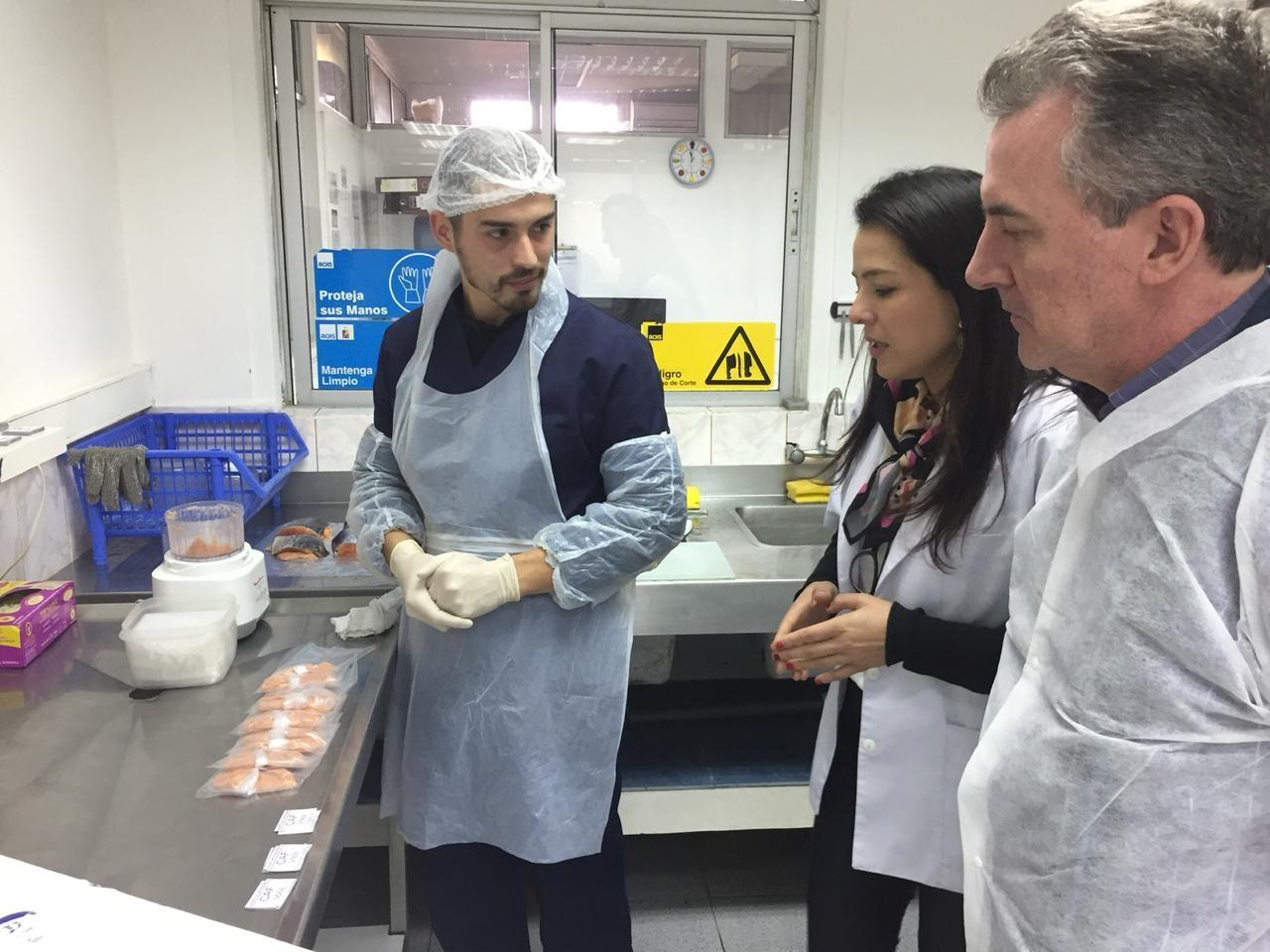 El académico brasileño pudo visitar los laboratorios de Favet. En la imagen Farmavet.