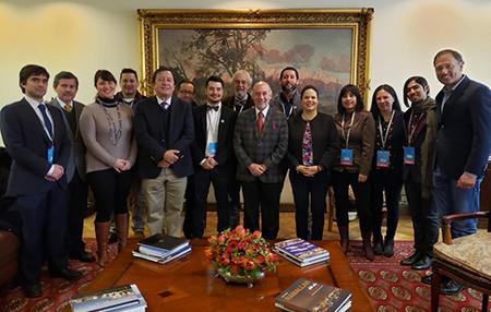 Los participantes de la Comisiòn que presentó el Proyecto de Ley y que discutió la iniciativa.