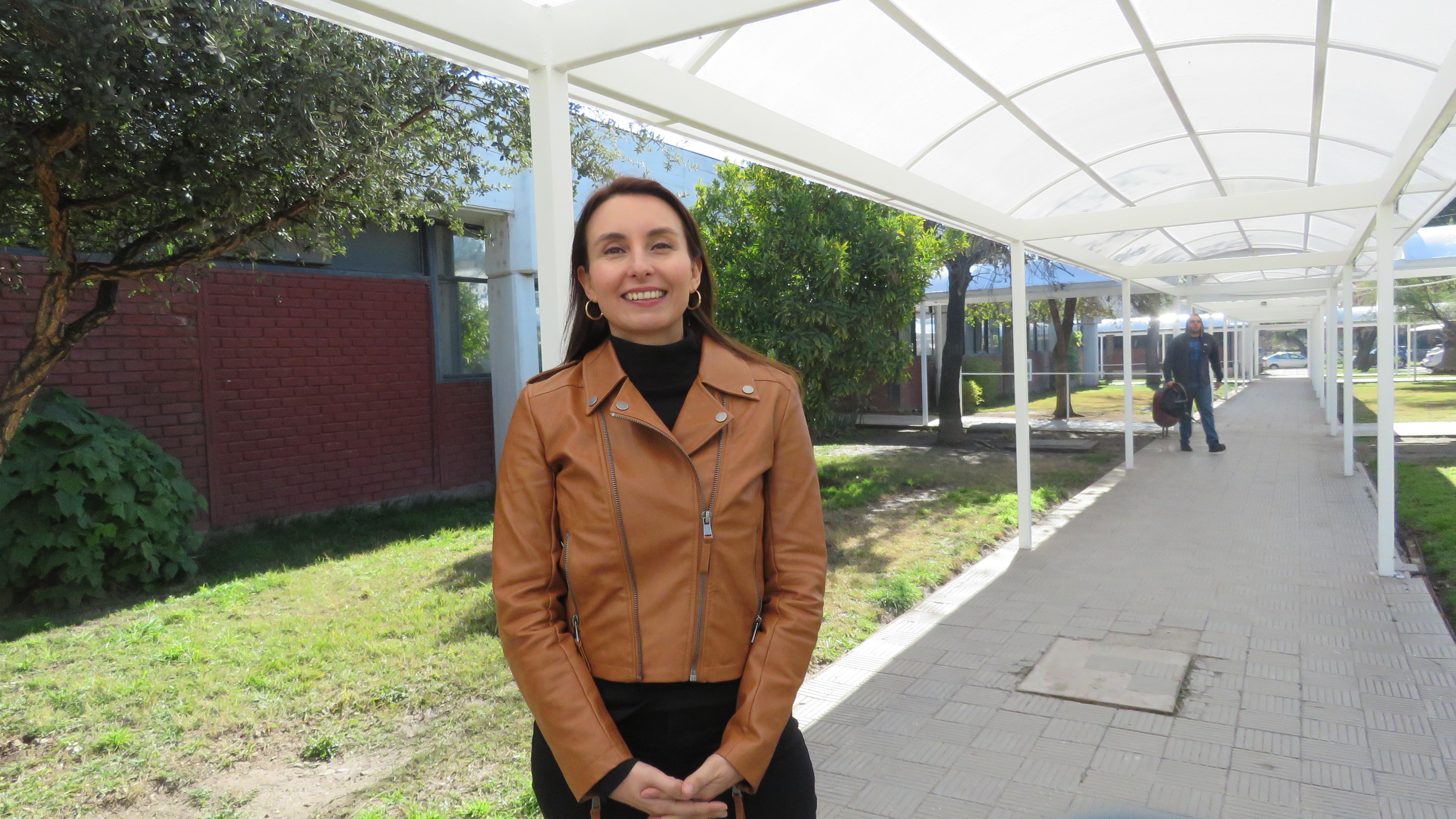 La Profesora Dra. Lisette Lapierre, a cargo de la asignatura Salud Pública Animal de la carrera de Medicina Veterinaria de Favet.