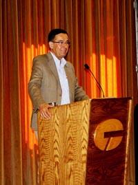 Dr. Héctor Hidalgo, Director del Laboratorio de Patología Aviar de la Facultad de Ciencias Veterinarias y Pecuarias de la U. de Chile, fue el Director del Seminario