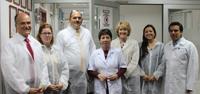 Delegación APEC en el laboratorio FARMAVET, de la Universidad de Chile. Al centro la Directora del Laboratorio Dra. Betty San Martin junto a la Dra. Javiera Cornejo, coordinadora del SILA.