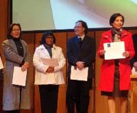 La Profesora Estefanía Flores recibió su certificado de diploma. En la ocasión también se le rindió un homenaje al profesor Jorge Mendoza, quien falleciera en febrero de 2013.