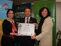 Subdirectora de AChEE, Srta. Natalia Arancibia, junto a Virginia Zalaquett del Ministerio de Energía, entregan la placa del proyecto al Decano Javier González