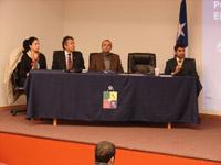 Srta. Natalia Arancibia de AChEE, Decano de la Fac. CFCN Prof. Javier González; el Director de Investigación de FAVET; y el Director de Extensión de la Fac. CFCN, Prof. Alejandro García.