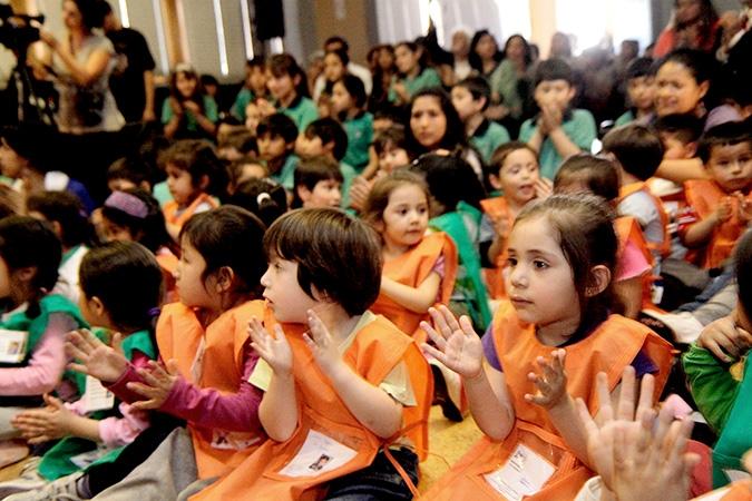 La Educación Parvularia y Básica es reconocida como aquella en la que se forman las bases cognitivas de los individuos, y se apoya el desarrollo de sus habilidades.