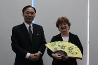 Dr. Wang Zhiwei, Vice Rector de la Universidad de Jinan, y María Eugenia Góngora, Decana de la Facultad de Filosofía y Humanidades