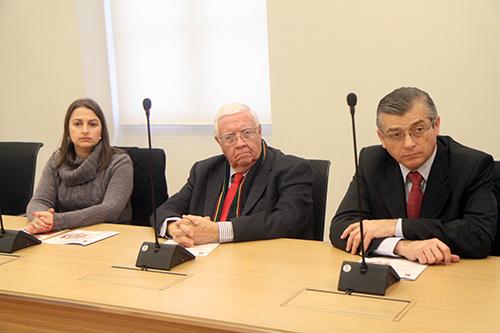 María Ignacia Matus, encargada de Extensión del Cesim, Prof. Walter Sánchez, académico del IEI, y general Iván González,  presidente del Centro de Estudios e Investigaciones Militares