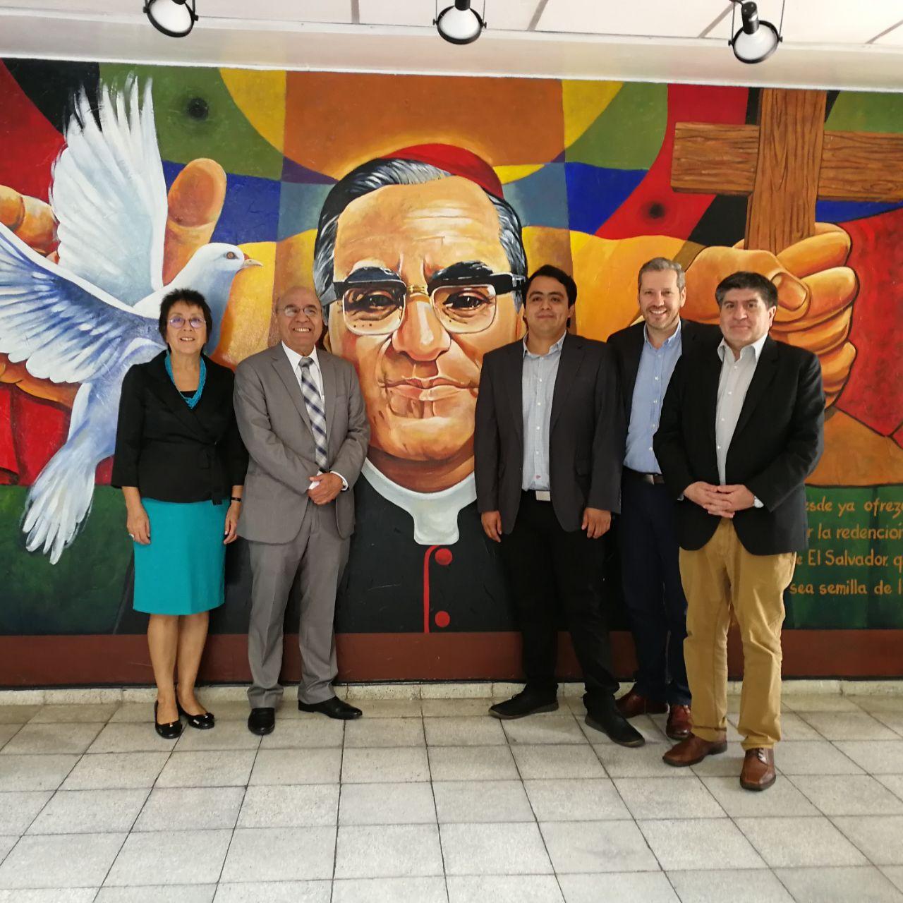 María Teresa Ruz, Embajadora de Chile en El Salvador; Ministro de Educación de El Salvador Carlos Canjura; Carlos Rodríguez, MINED; Álvaro Ramis, PEC; Ernesto Águila, Facultad Filosofía y Humanidades