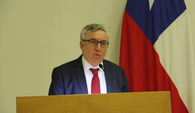 Ennio Vivaldi, rector de la Universidad de Chile, en foro de educación continua.