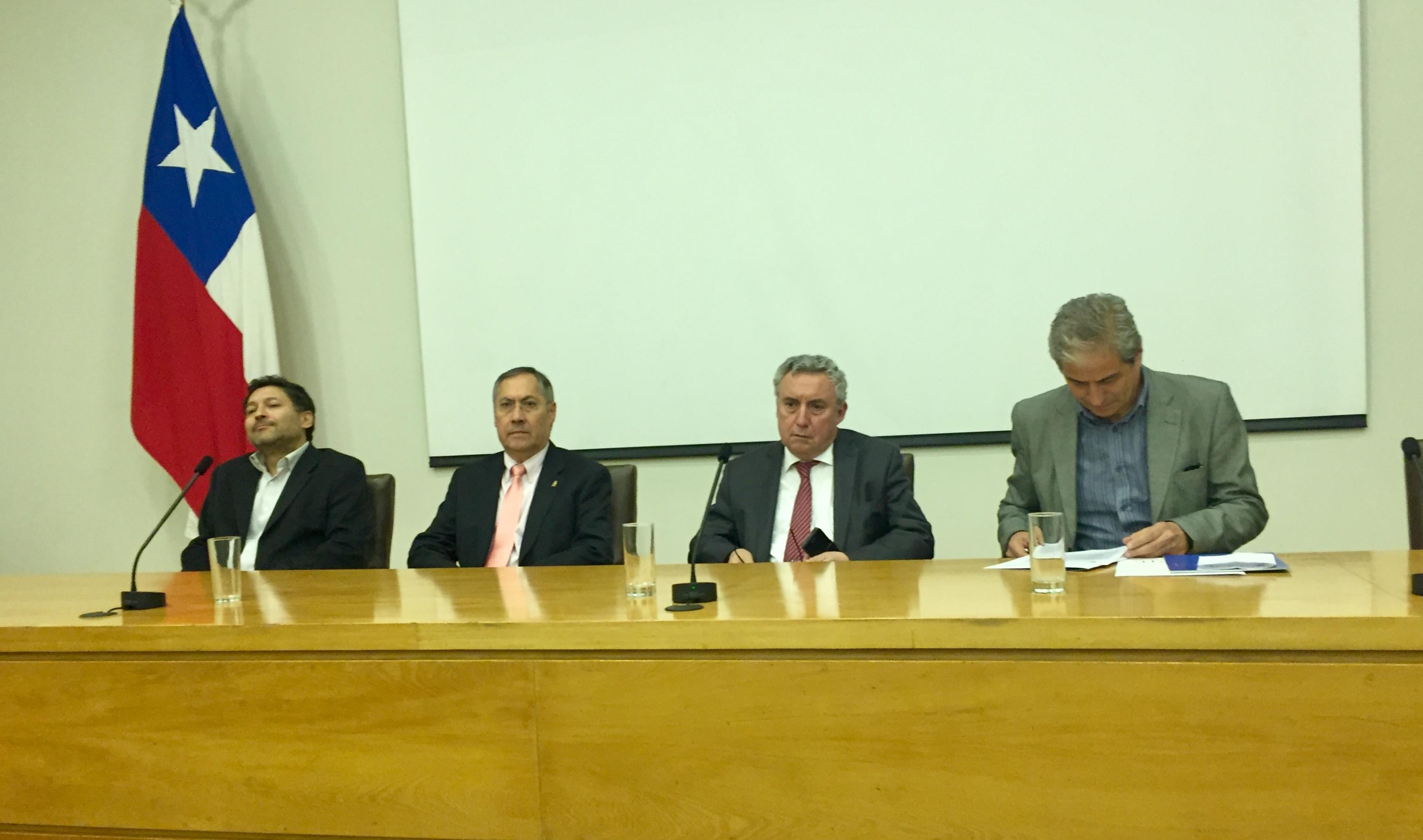 Iván Páez, director ejecutivo del PTE, Prof. Víctor Cifuentes, decano de Ciencias y Pdte. del Consejo Directivo del PTE, Rector Ennio Vivaldi, y Mario Aguilar, presidente Colegio de Profesores 