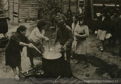 Olla común en una población de Santiago - Memoria Chilena