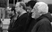 Fotografía del acto en el memorial de la Plaza Central del Campus Juan Gómez Millas