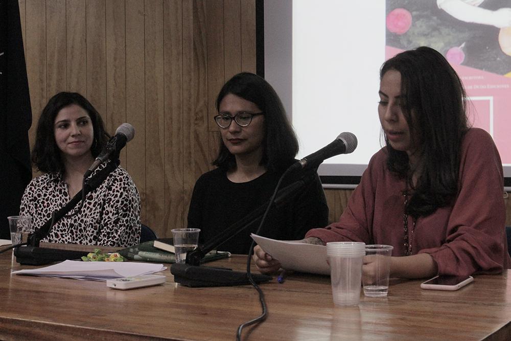 Carla Silva Contreras, Coordinadora del Diploma, presentando a las participantes del conversatorio "Literatura e ilustración"