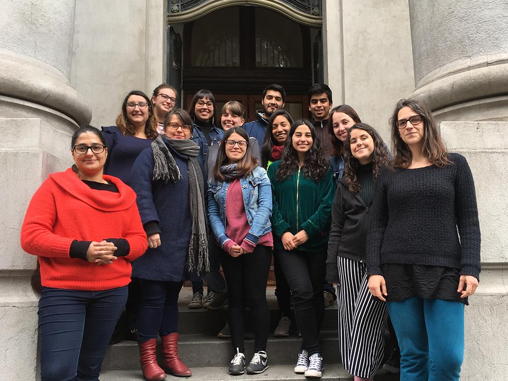 Grupo de estudiantes de la licenciatura en Historia bajo la guía de las profesoras e investigadoras Carolina González, Rosario Fernández y María Eugenia Mena.