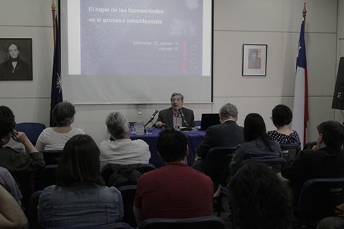 Prof. Carlos Ruiz Schneider, decano de la Facultad de Filosofía y Humanidades.