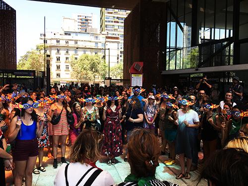 Performance "El veroir empezó" de la artista Cecilia Vicuña.