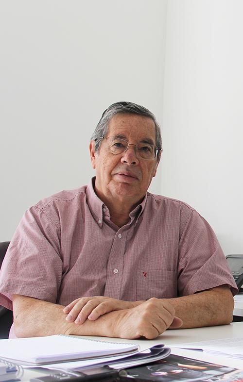 Prof. Carlos Ruiz Schneider, decano de la Facultad de Filosofía y Humanidades de la U. de Chile.