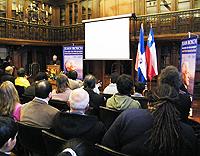 El profesor Luis Bocaz, académico de la Universidad Austral de Chile, fue el encargado de presentar el libro "Un lugar infectado de amor".