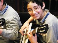 Alumnos de la Escuela Santo Domingo de Guzmán presentaron el trabajo del taller de guitarras que realizan desde abril del presente año.