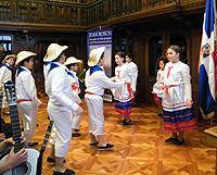 Para finalizar, alumnos de la Escuela Básica Juan Pablo Duarte realizaron una muestra de folclore dominicano.