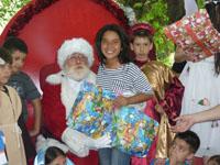 La infaltable vista del Viejito Pascuero con regalos para todos los pequeños fue el cierre de una tarde de entretención.