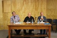 El Prof. Cristián Cisternas junto al escritor Jorge Guzmán y Horst Nitschack, Director de Literatura.