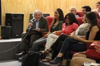 El Prof. Federico Schopf participando del conversatorio con Jorge Guzmán.