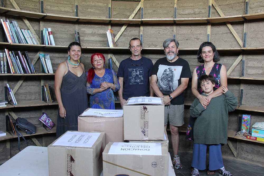 Facultad de Filosofía y Humanidades realizó donación de libros a la Biblioteca Redonda de La Victoria