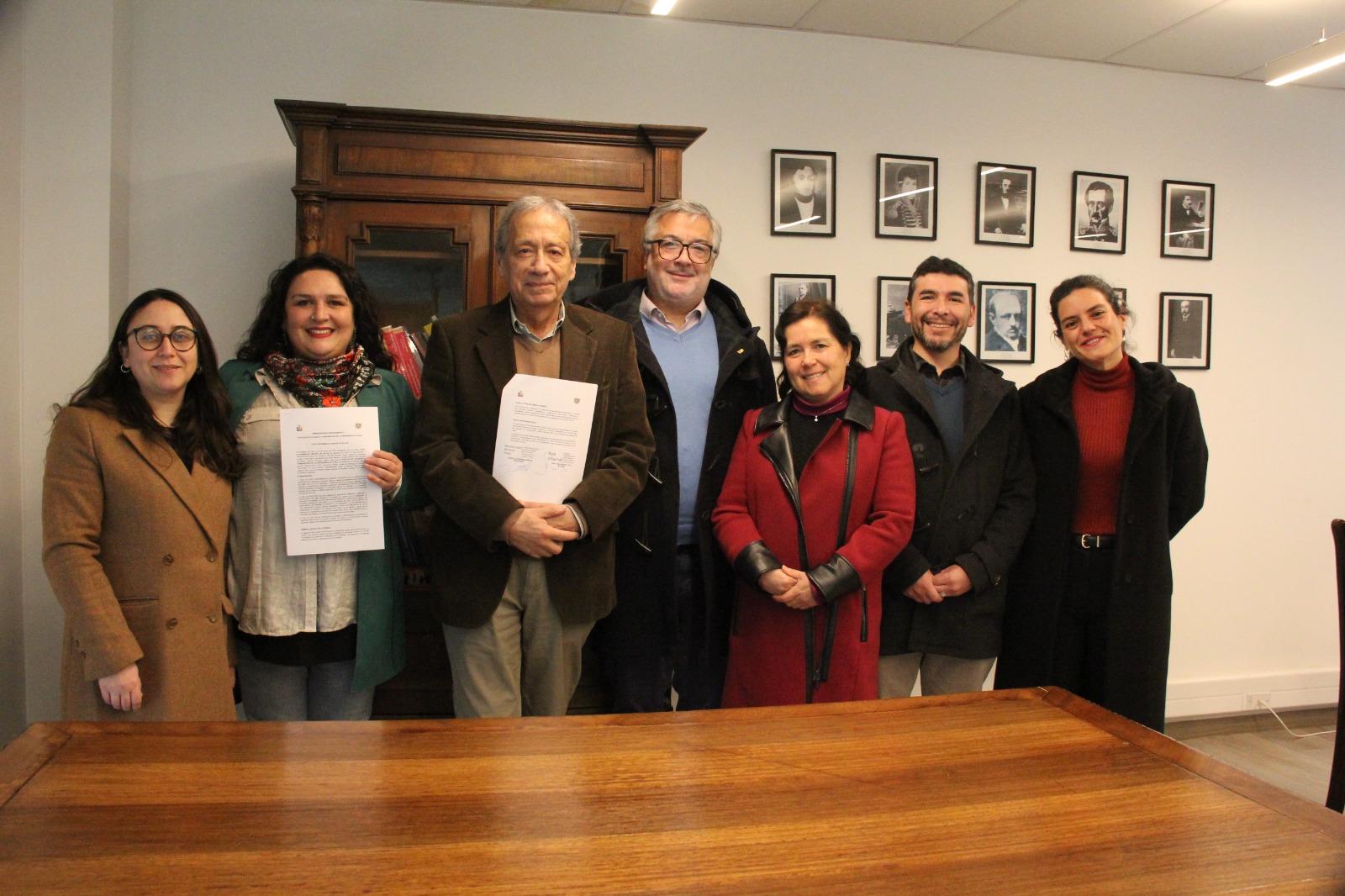 Facultad de Filosofía y Humanidades y Liceo Manuel de Salas firmaron acuerdo de cooperación académica y cultural