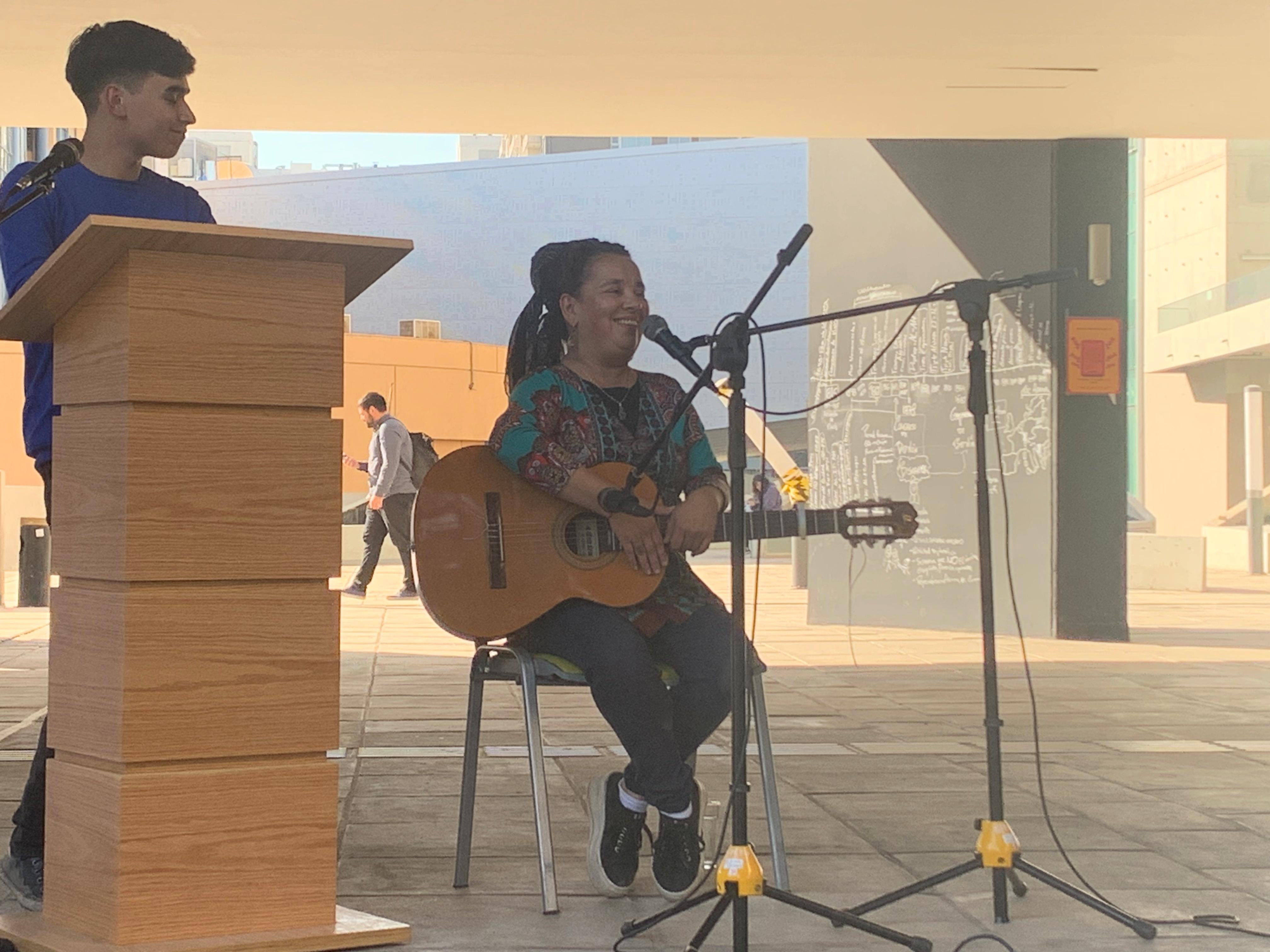 Presentación musical de Ana María Baeza, profesora de Mara Rita.