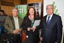 Varios académicos y estudiantes participaron como expositores y como asistentes. En el centro de la imagen, la Directora del Depto. de Ing. de la Madera y sus Biomateriales, Prof. Rose Mary Garay.