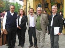 Junto con los prototipos de casas según zona térmica, el equipo elaboró manuales en los que se fijan criterios técnicos según cada región.  En la imagen, junto al Diputado Patricio Hales.