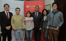 Tino Gracia, Pablo Lama y Giovanna Simoncelli - Banco Santander y estudiantes becados. Los jóvenes de la Fac. de Cs. Forestales no pudieron asistir ya que se encontraban en una práctica académica.