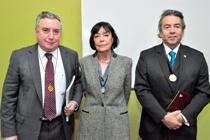 El Profesor  Dr. Javier González, en la Ceremonia de Asunción de la Decana Carmen Luz de la Maza, junto al Rector Ennio Vivaldi.