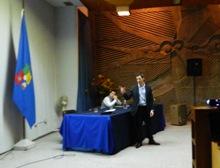 El curso contempla la realización de seminarios en los que se invita a organismos que ofrecen apoyo para la ejecución de proyectos. En la imagen el representante de la embajada de Australia.