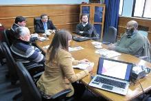 En la imagen el Prof. Emmanuel Carter de la Universidad del Estado de Nueva York junto a académicos de la Facultad y autoridades comunales.