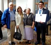 En la imagen el Profesor y Director Económico y Administrativo, Prof. Manuel Rodriguéz junto a María Isabel Sarmiento, Jefa de Personal de la Facultad.