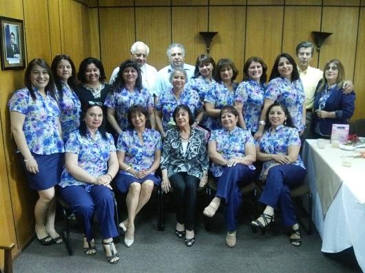 En la imagen, las secretarias junto a Carmen Luz de la Maza, Decana, Manuel Toral, Vicedecano y directores de departamento.