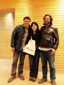 Taryn Fuentes recibiendo el premio al mejor trabajo de parte de Marco Lardies y Bernardo Broitman, presidente y vicepresidente de la SOCECOL. Fuente: SOCECOL