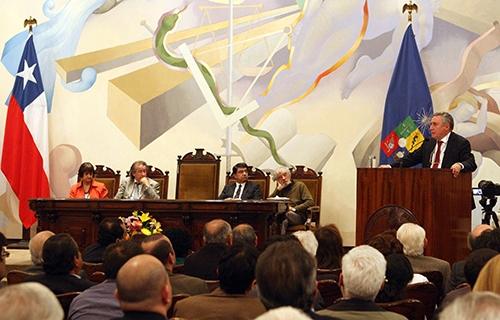 El Rector Ennio Vivaldi en su discurso a la comunidad universitaria en el marco de la ceremonia de Inauguración del año académico.