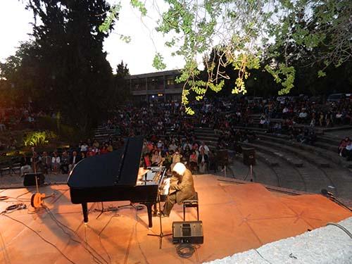 Roberto Bravo interpretó temas del repertorio clásico y latinoamericano, deleitando a los asistentes. 