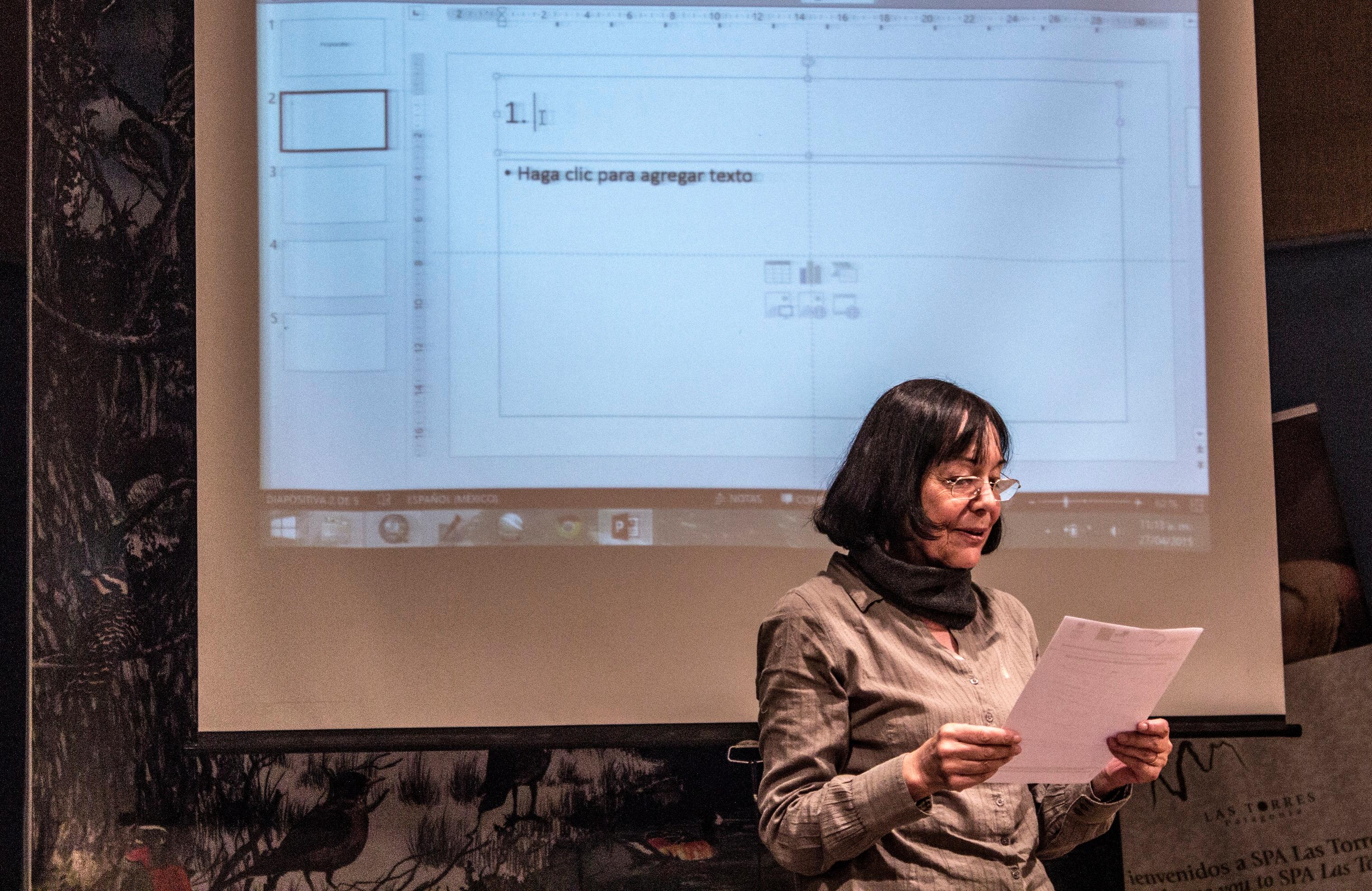 Carmen Luz de la Maza, decana de la Facultad de Ciencias Forestales y Conservación de la Naturaleza, exponiendo en el workshop.