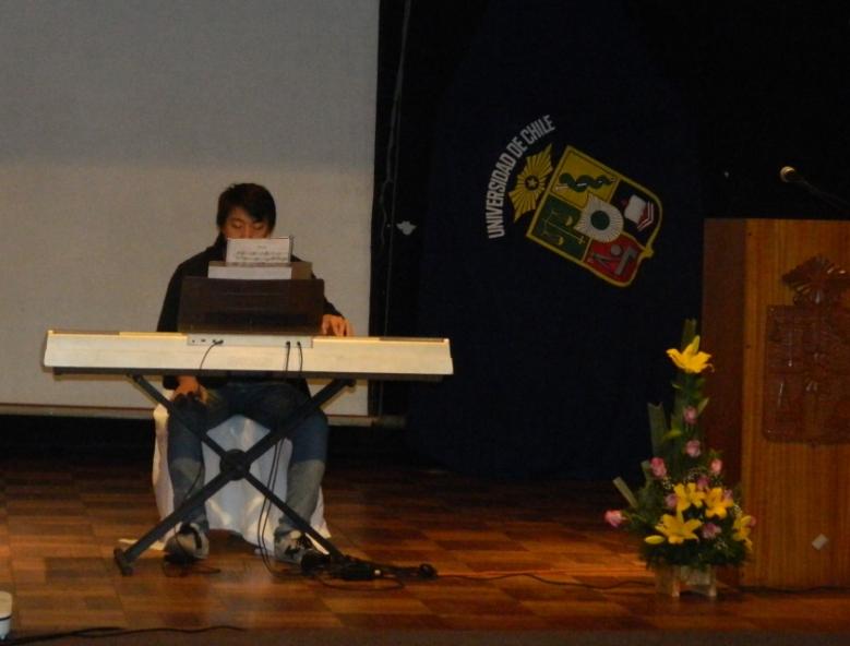 Abrió la Ceremonia el estudiante Kaiming Zue, de la carrera de Ingeniería Forestal, quién brindó interpretaciones en piano.